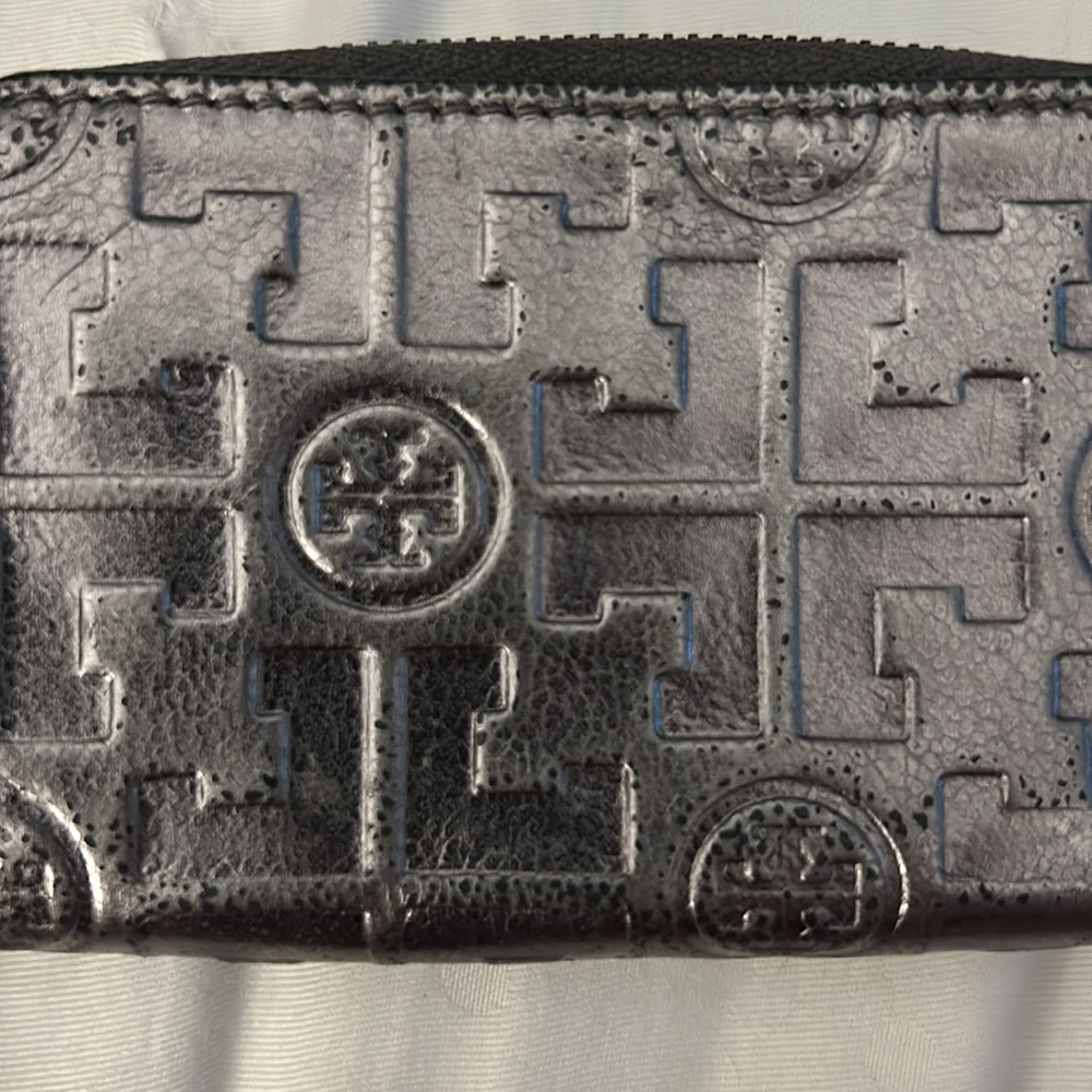 Tory Burch Zip Around card Holder/Cash. 
Keychain
Silver Leather/Smokey Grey - Picture 4 of 5